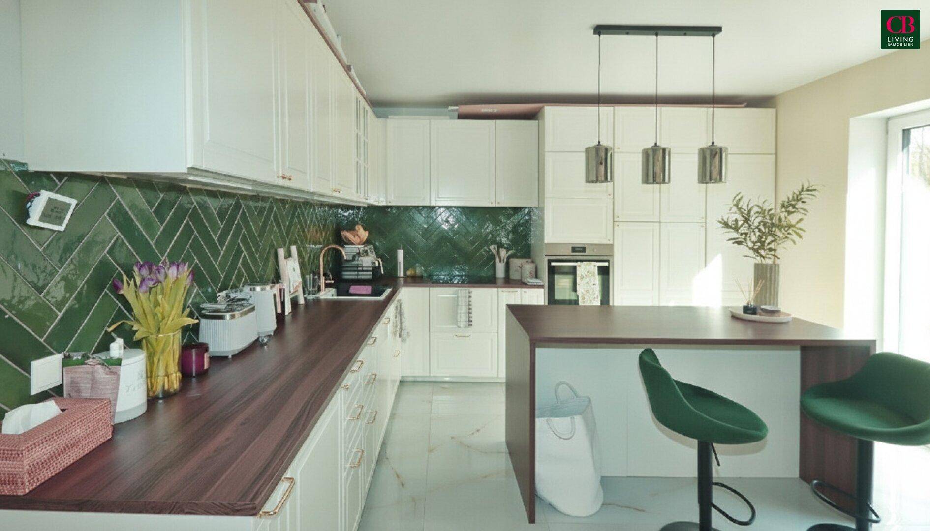 Moderne Küche mit weißen Schränken, Holzarbeitsplatte und grünen Fliesen.