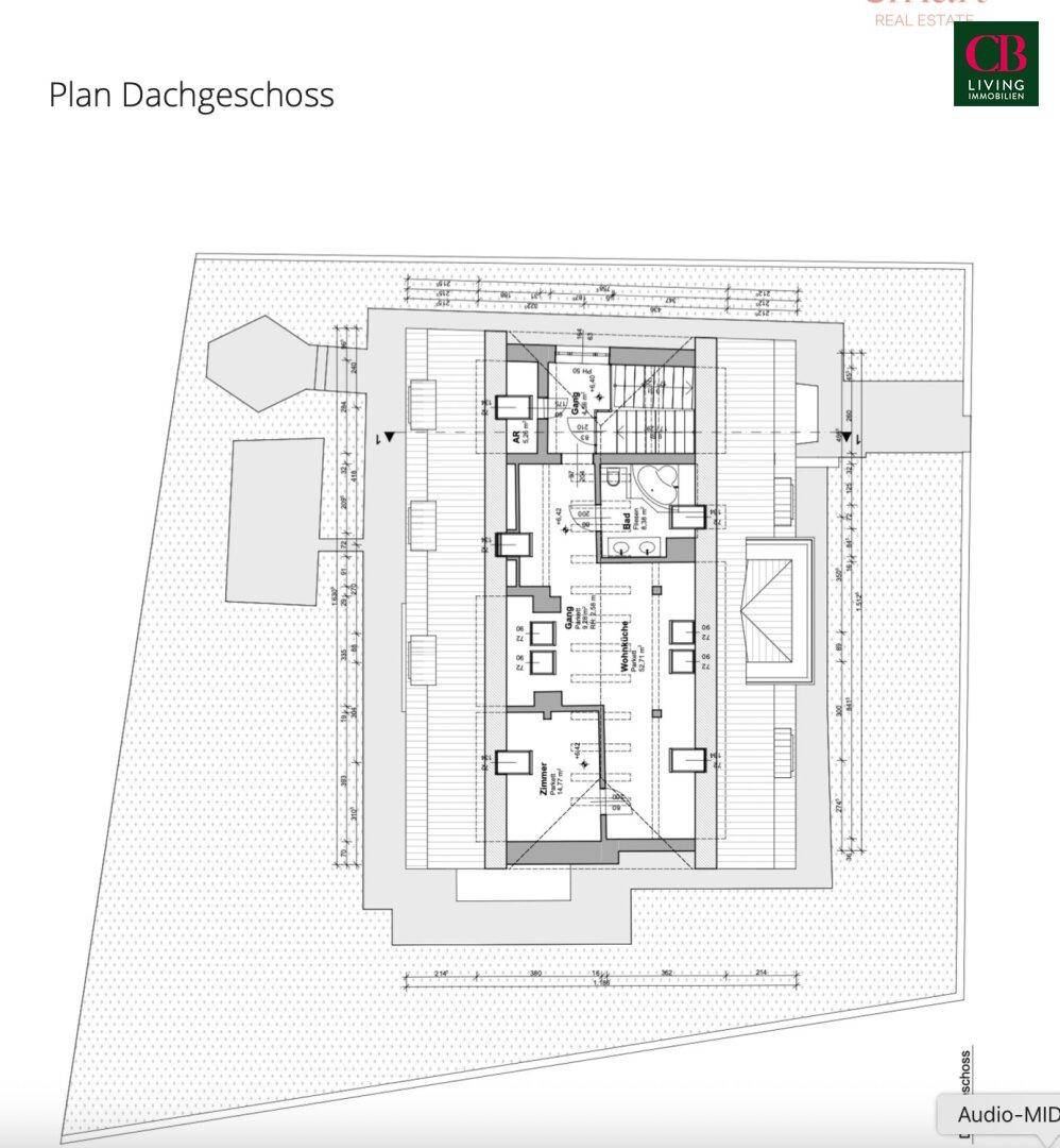 Grundriss des Dachgeschosses mit offenem Wohnbereich, Bad und Dachschrägen.