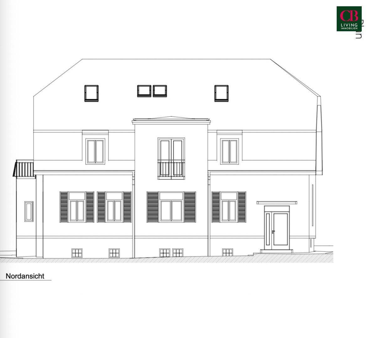 Nordansicht des Gebäudes mit Balkon und Fensterläden, zeigt die moderne Fassadengestaltung.