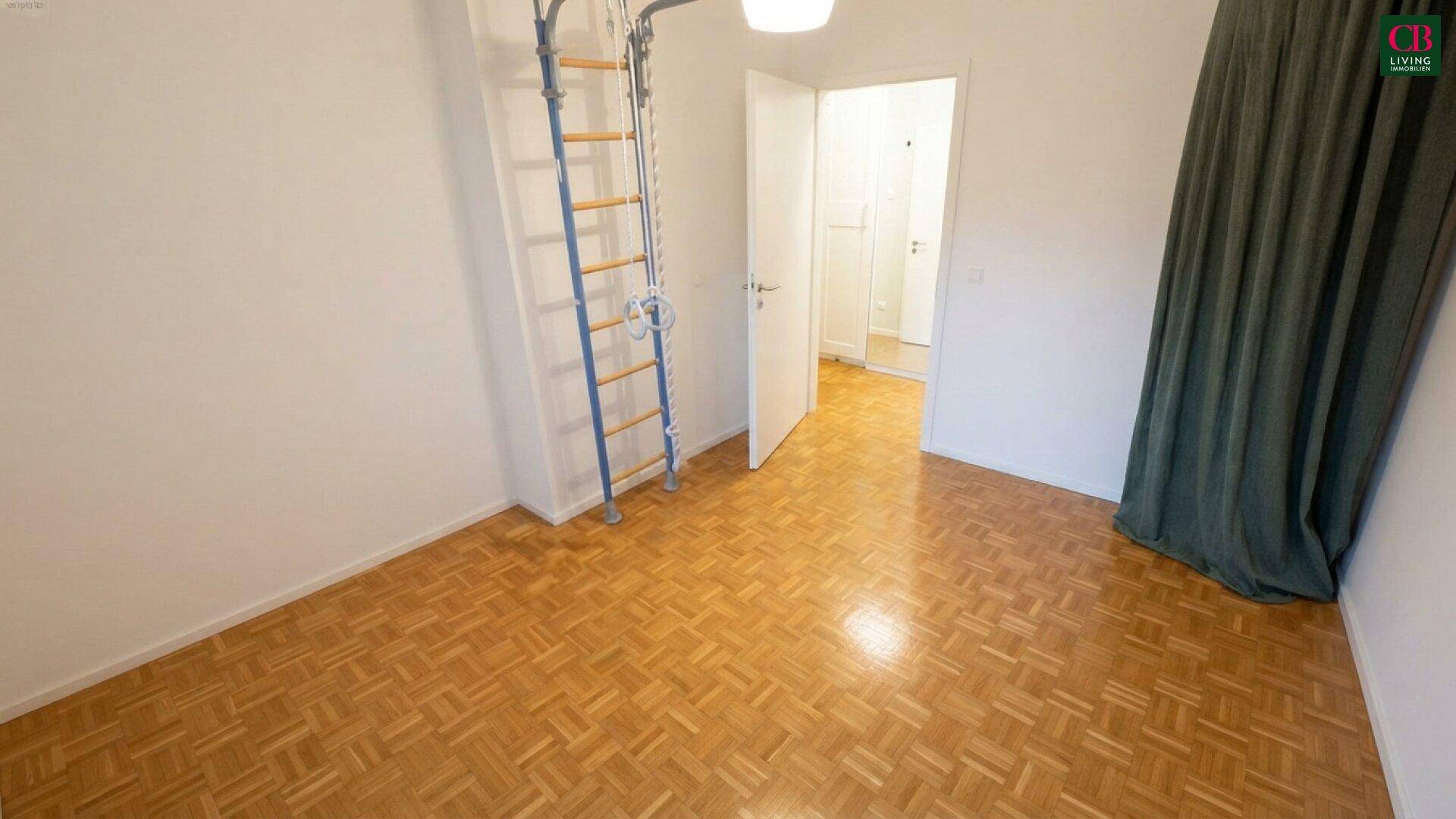 Vielseitiges Zimmer mit Parkettboden und einer Sprossenwand, ideal als Kinder- oder Hobbyraum.