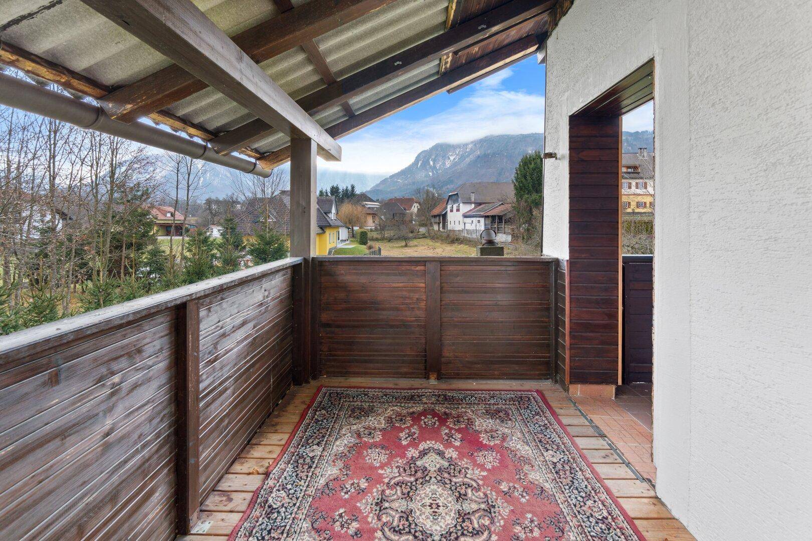 Gemütlicher Balkon mit Teppich und Bergblick, ideal zum Entspannen im Freien.