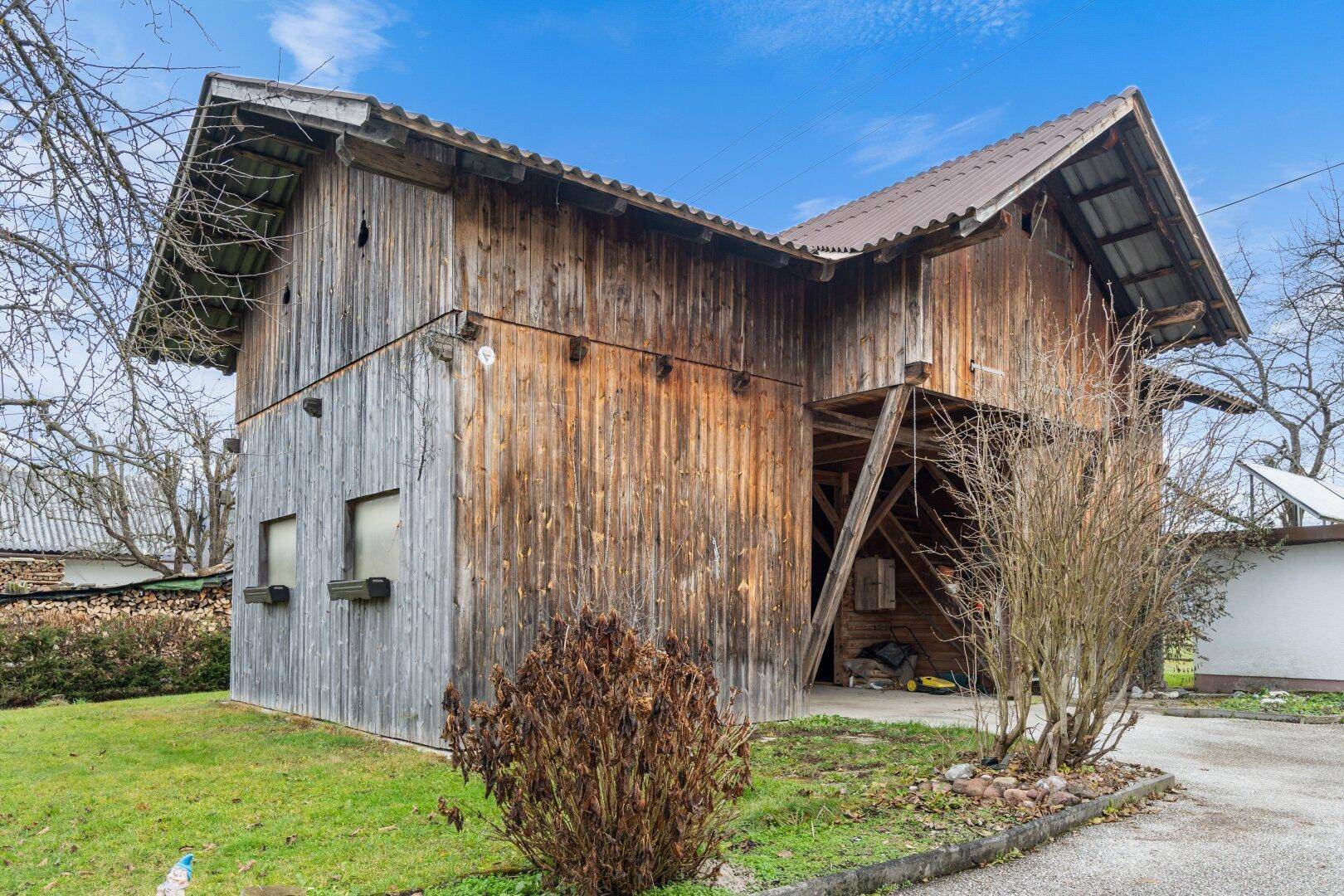 Rustikale Holzscheune mit traditioneller Bauweise und einfacher Bedachung.