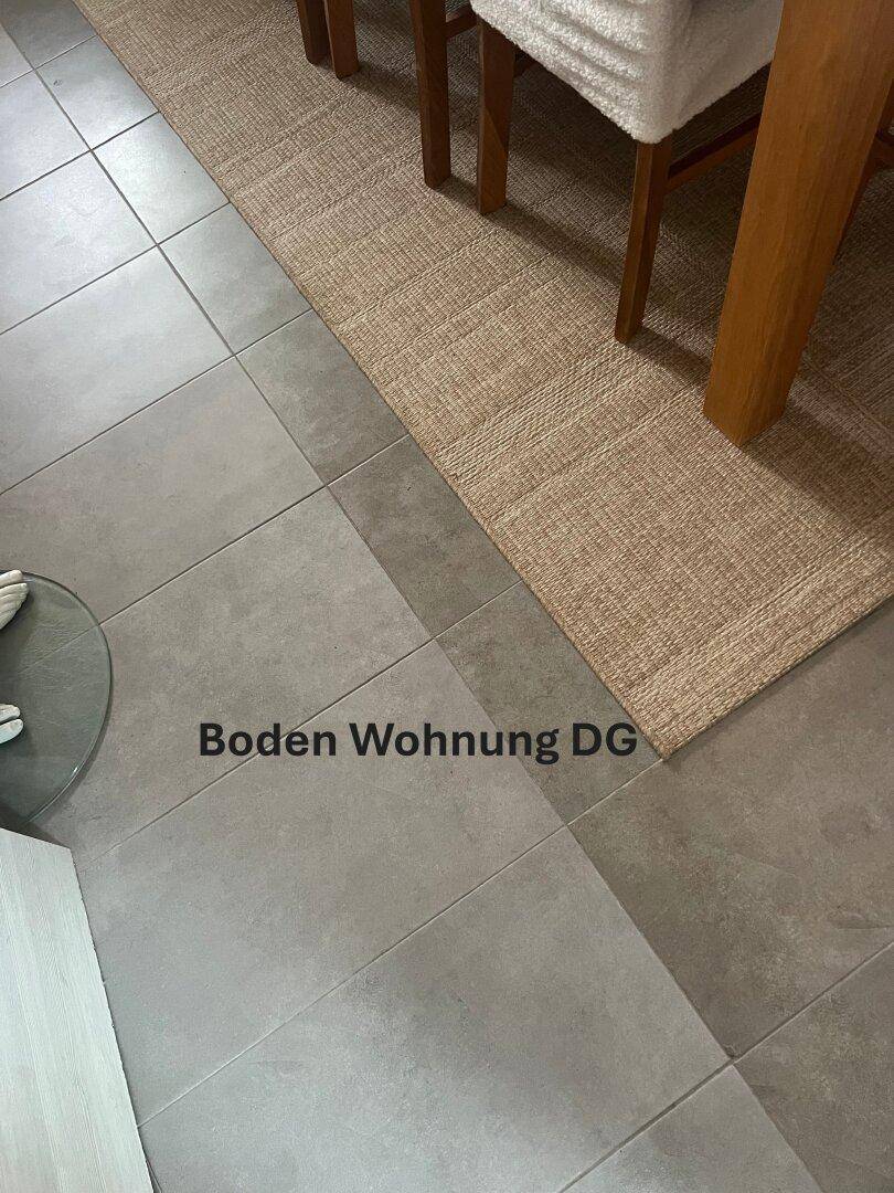 Heller, neutraler Fliesenboden in einem Wohnbereich im Dachgeschoss.