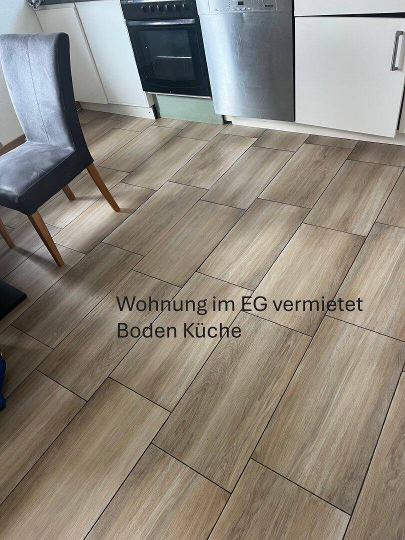 Fliesenboden in Holzoptik in der Küche einer Erdgeschosswohnung.