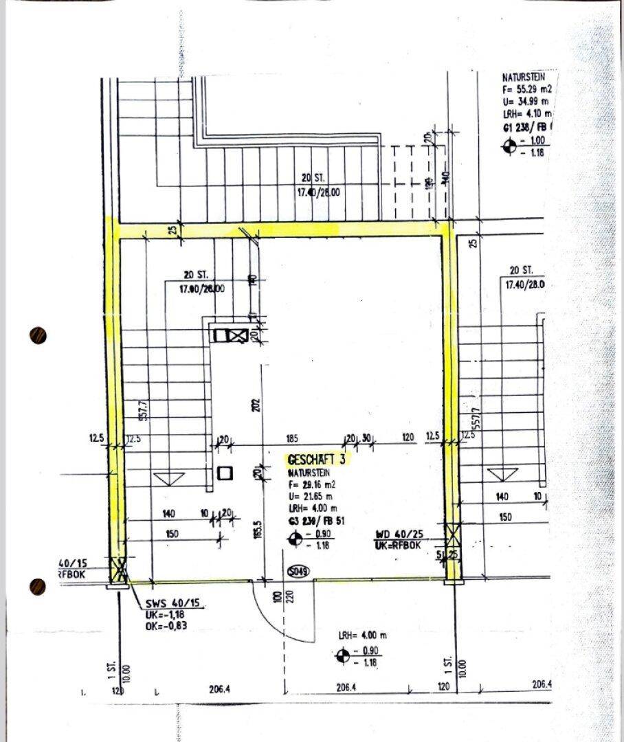 Grundrissplan eines Ladenlokals im Erdgeschoss mit offenem Layout und Treppenhauszugang.