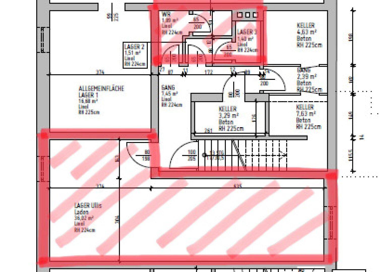 Grundrissplan eines Kellergeschosses mit mehreren Lagerräumen und einem Treppenhaus, teilweise rot markiert.