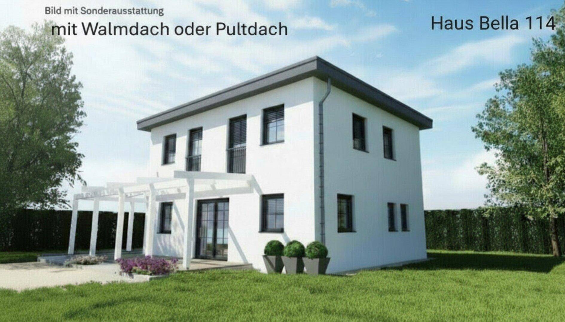 Moderne Hausfassade mit Pergola und gepflegtem Gartenbereich unter blauem Himmel.