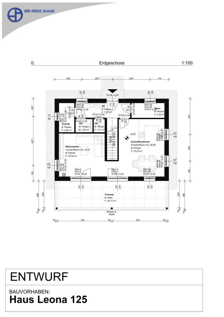 Grundriss des Erdgeschosses von Haus Leona 125 mit offener Wohnküche und Terrasse.
