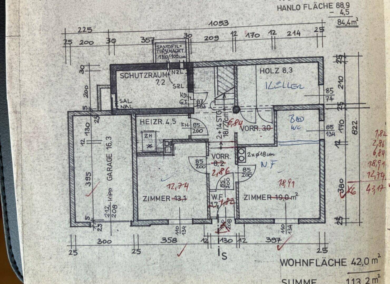 Grundriss des Untergeschosses mit Garage, Heizraum und weiteren Zimmern.