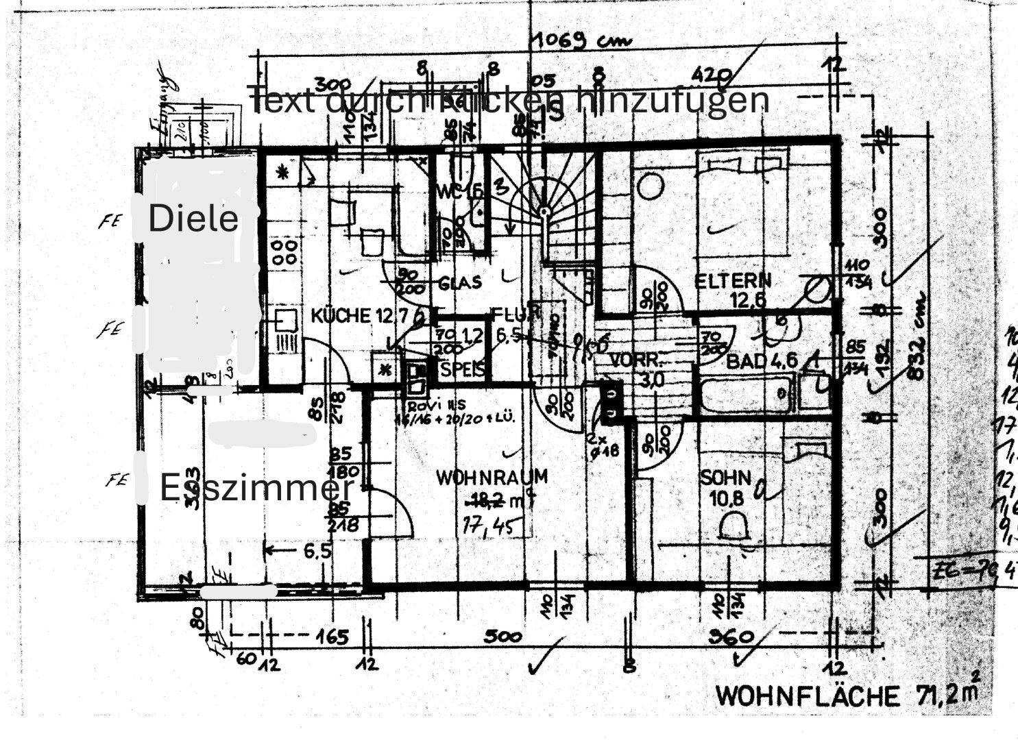 Detaillierter Grundriss des Erdgeschosses mit Wohnzimmer, Küche und Schlafzimmern.
