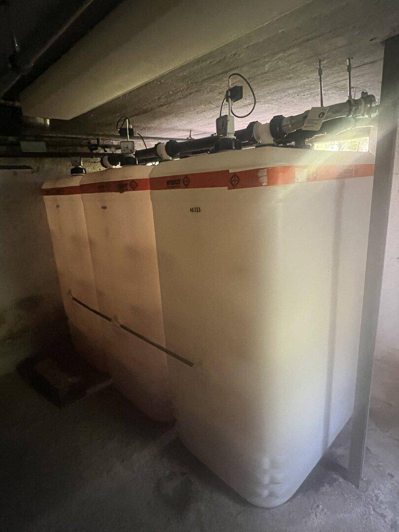 Mehrere Öltanks für die Heizungsanlage im Kellerraum der Liegenschaft.