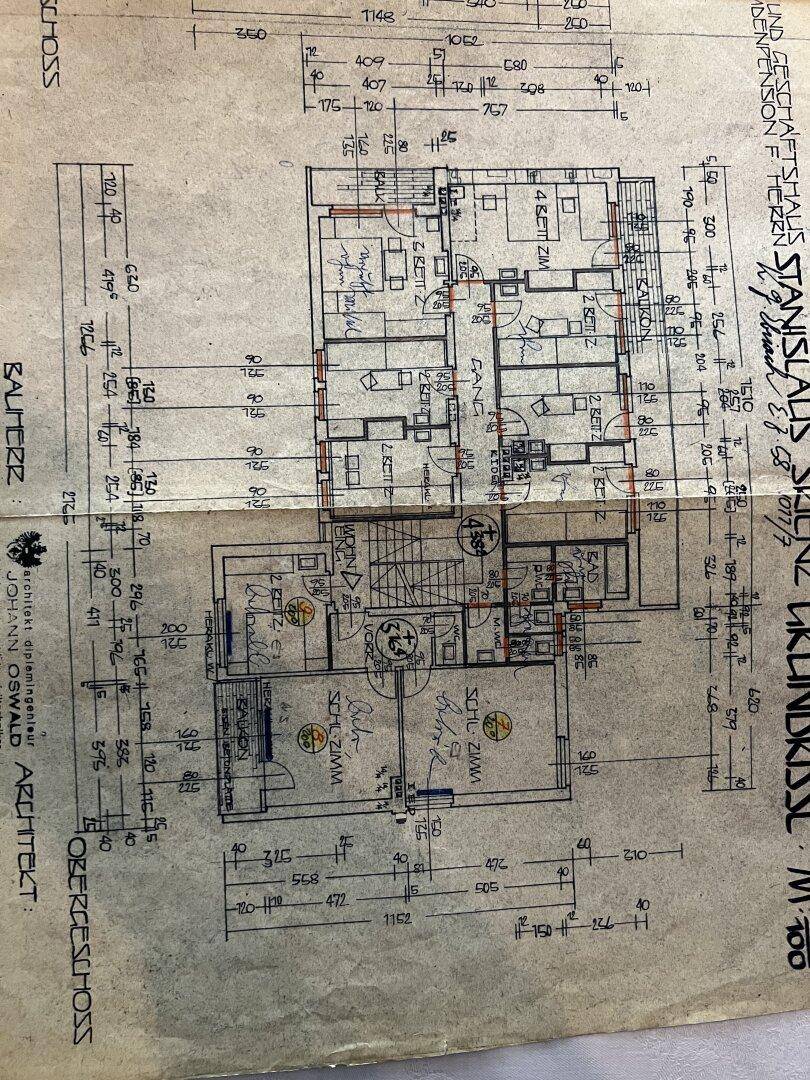 Grundriss des Obergeschosses mit mehreren Schlafzimmern, Bad und Balkon.