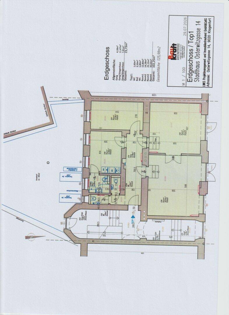 Grundriss des Erdgeschosses mit mehreren Räumen, offenem Layout und Zugang zu einem Balkon.
