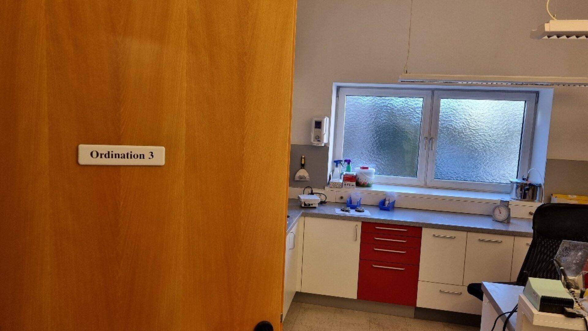 Eingang zu Ordination 3, daneben ein zahntechnisches Labor mit Fenster und Arbeitsbereich, effizient genutzt.
