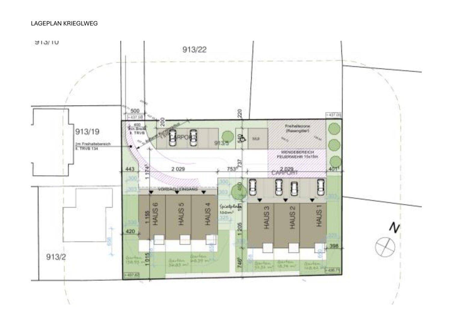 Lageplan des Grundstücks mit mehreren Häusern, Parkplätzen und Gartenbereichen.