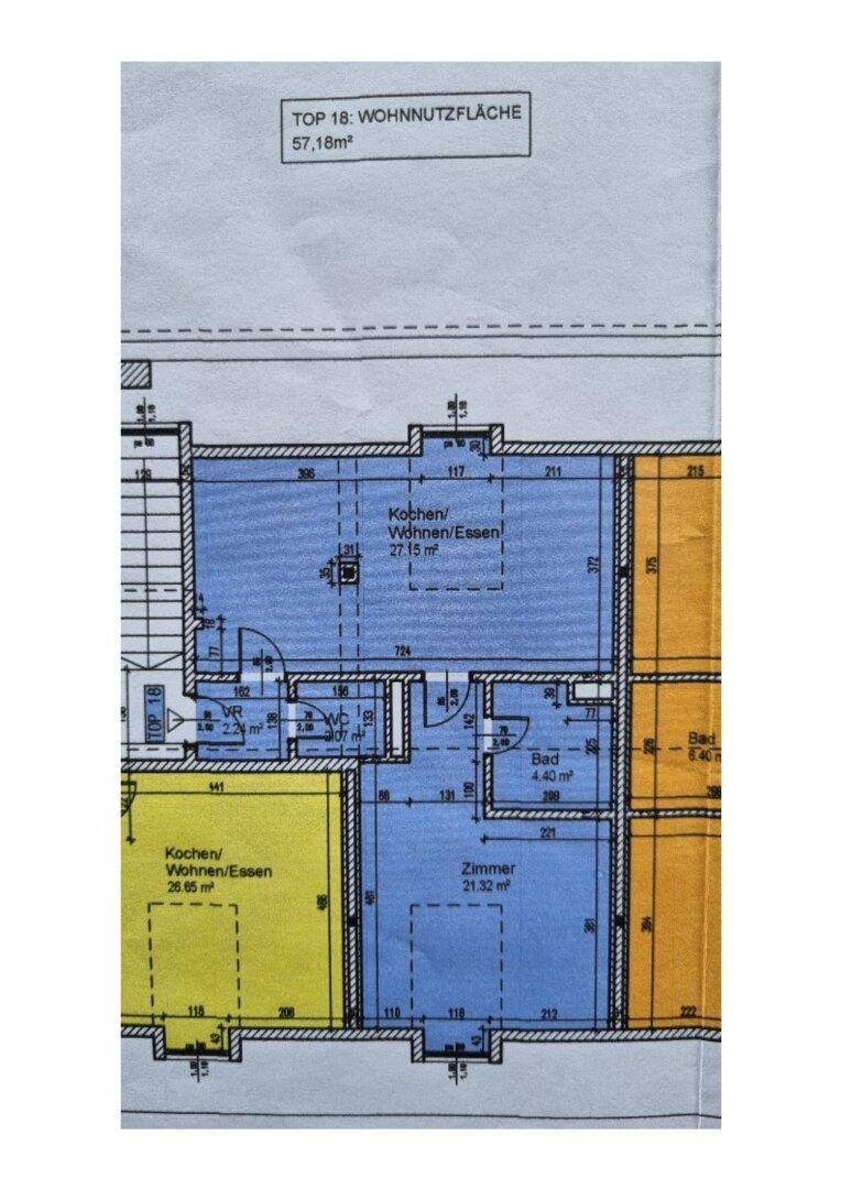 Detaillierter Grundriss einer Wohneinheit mit Küche, Wohn-/Essbereich und Zimmer.