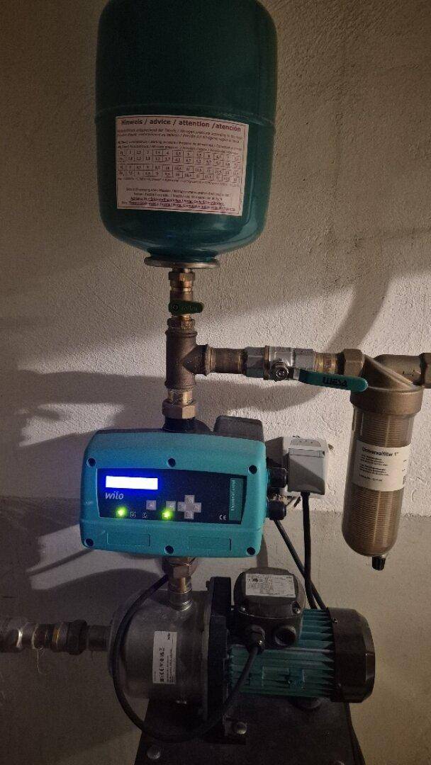 Technische Installationen mit Pumpe und Druckbehälter, Teil der Haustechnik des Gebäudes.