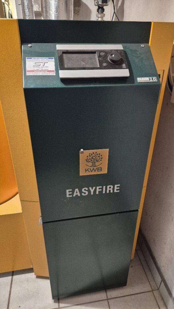 Moderner Heizkessel "KWB Easyfire" für effiziente und umweltfreundliche Wärmeerzeugung im Haus.