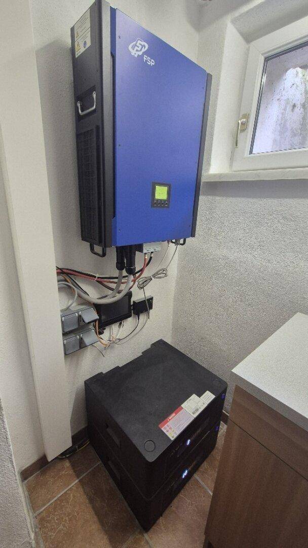 Photovoltaik-Wechselrichter und Batteriespeicher für die Nutzung erneuerbarer Energien im Haus.