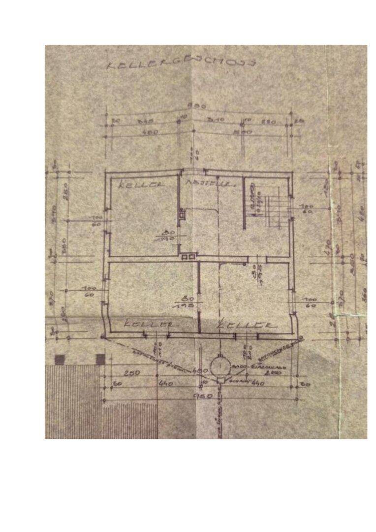 Grundriss des Kellergeschosses mit verschiedenen Kellerräumen und Abstellflächen, inklusive Maßen.