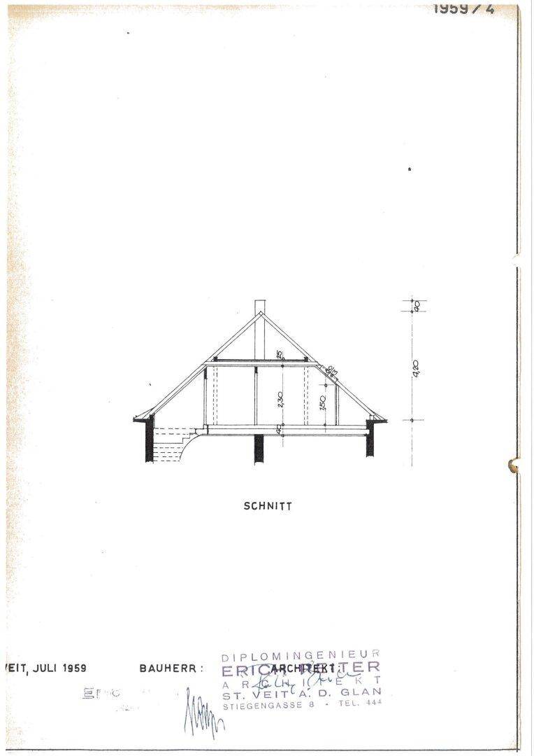 Architektonischer Schnittplan des Gebäudes, der die Dachkonstruktion und Geschosshöhen zeigt.
