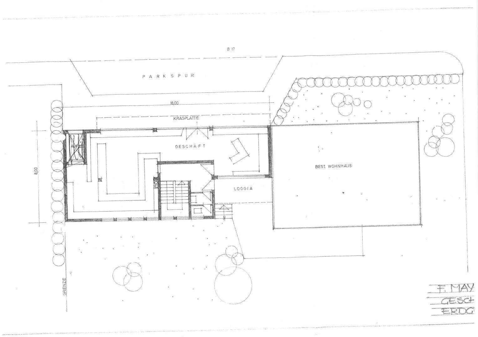 Lageplan des Erdgeschosses mit Geschäftsbereich, Loggia und umliegenden Parkflächen.