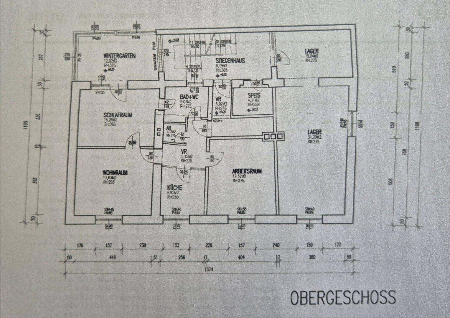 Grundriss des Obergeschosses mit Schlafzimmer, Wohnraum, Küche und Wintergarten.
