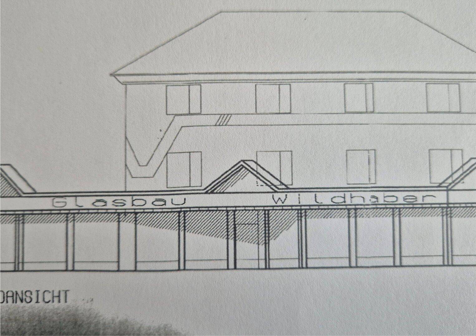 Ansicht des Gebäudes mit Schaufenstern und der Aufschrift "Glasbau Wildhaber".