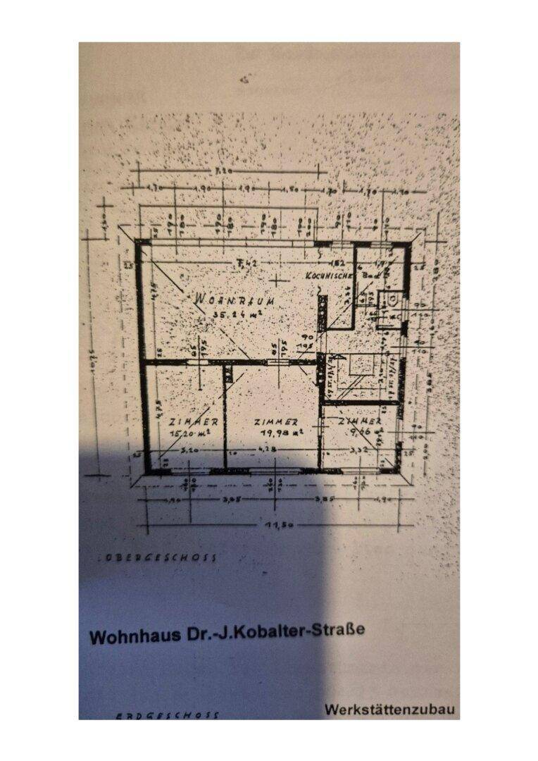 Grundriss des Obergeschosses zeigt Wohnraum, Küche und zwei Zimmer mit Bad.