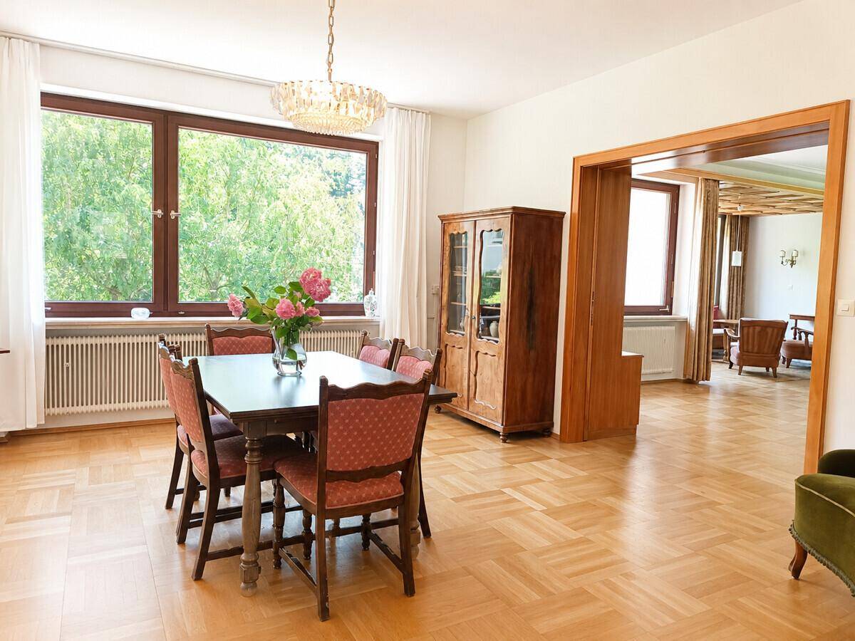 Heller Essbereich mit Parkettboden, großem Fenster und traditionellen Möbeln, sehr gepflegt.