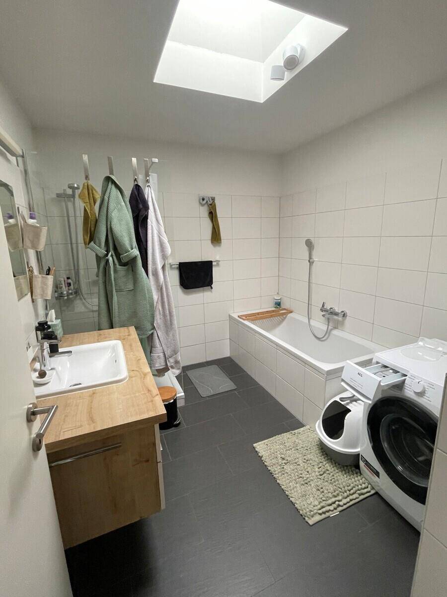 Badezimmer mit Dusche und Badewanne