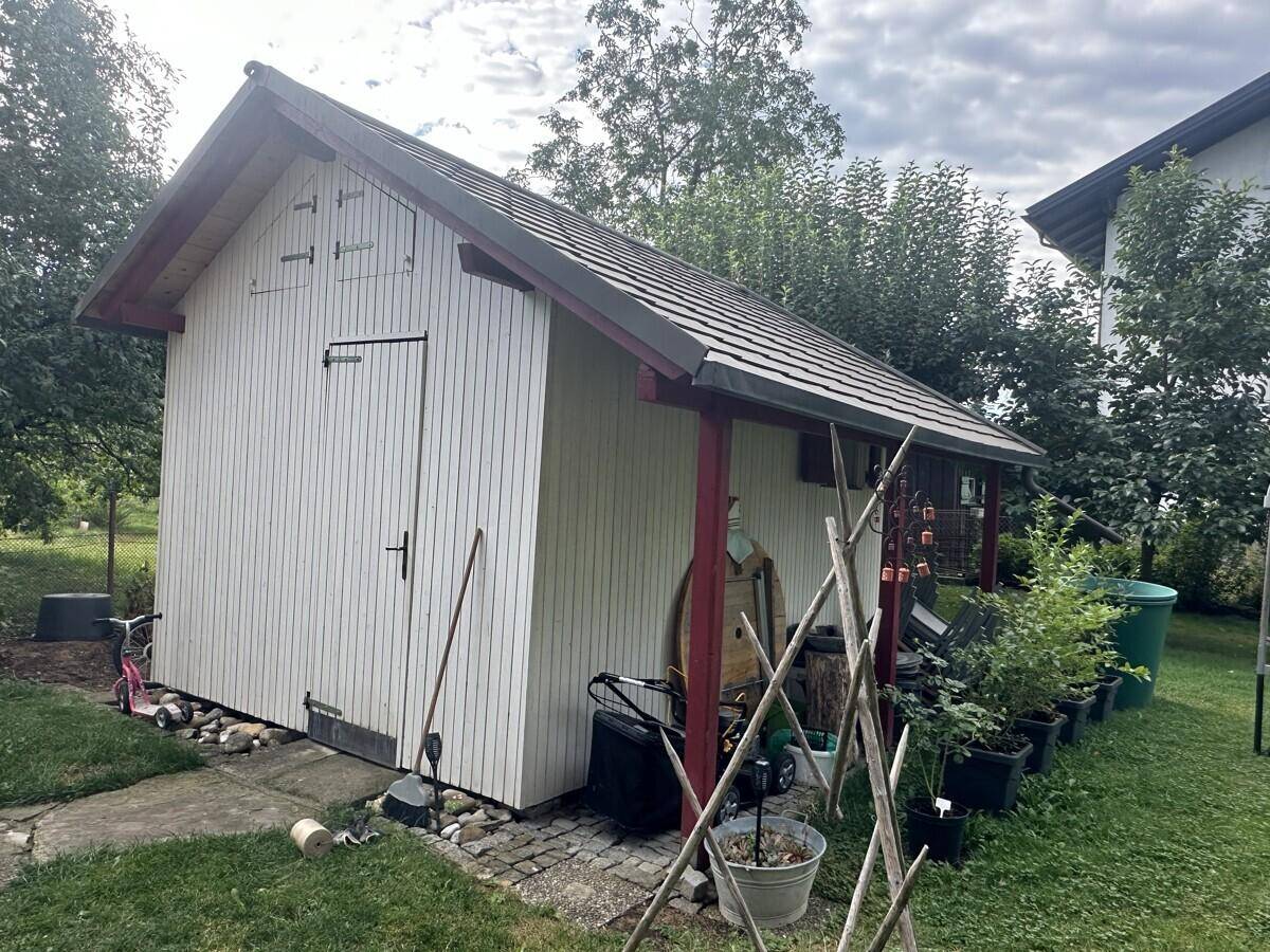 Praktisches Gartenhaus aus Holz für Werkzeuge und Gartengeräte.