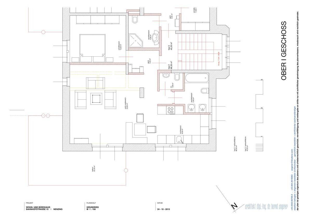 Grundriss des Obergeschosses mit mehreren Zimmern und Badezimmern.