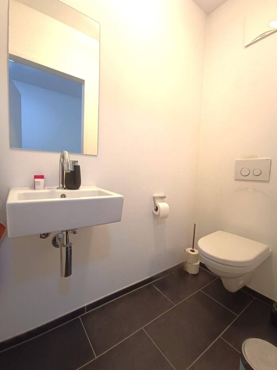 separates WC