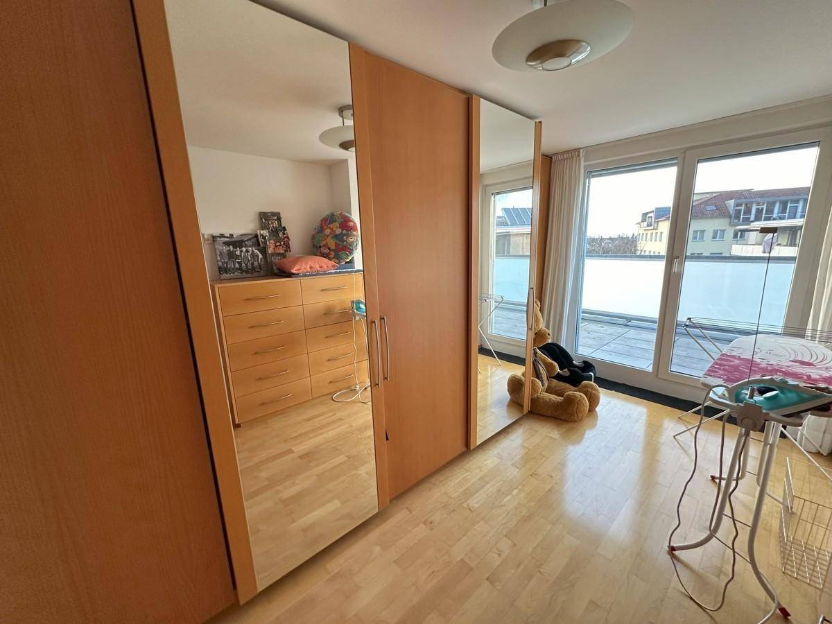 Arbeitszimmer mit Einbauschrank