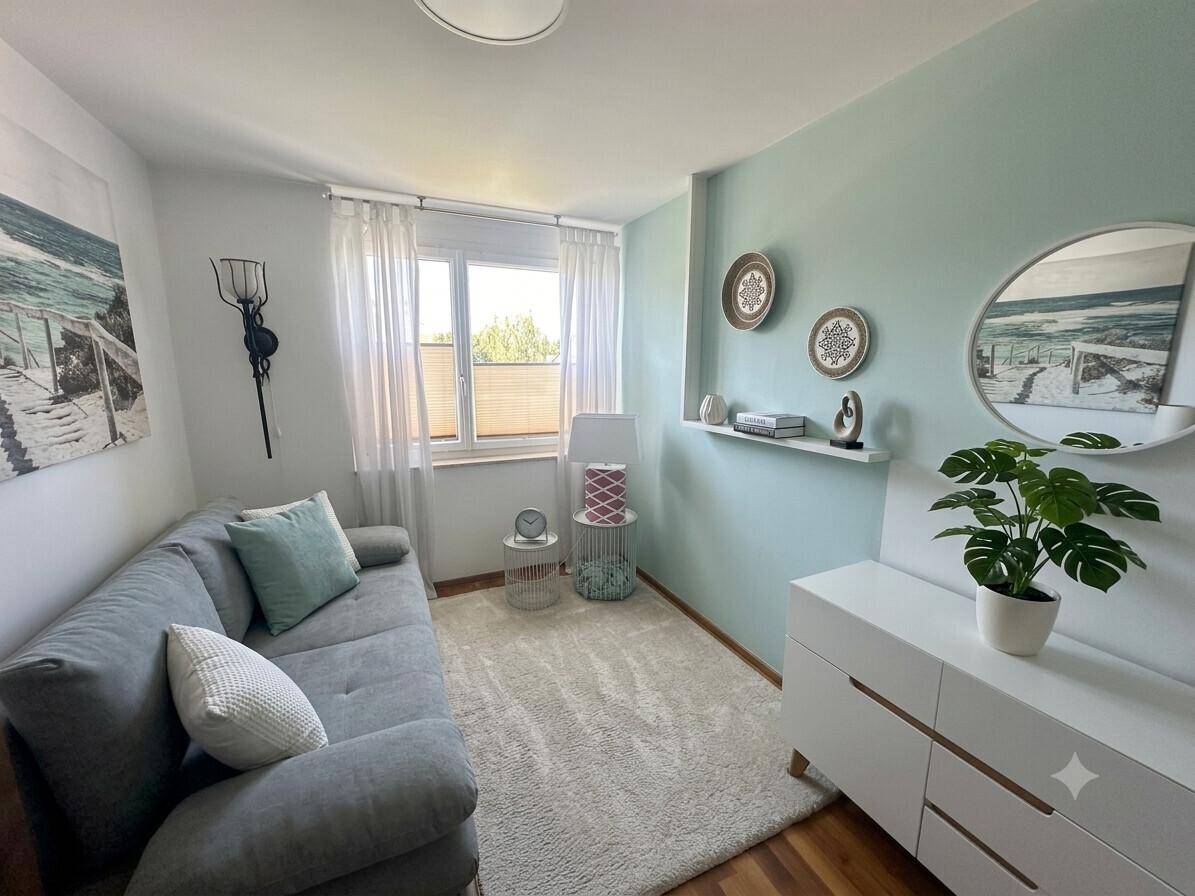 Freundliches Zimmer mit Sofa, Kommode und hellgrüner Wandfarbe, ideal als Gäste- oder Arbeitszimmer.