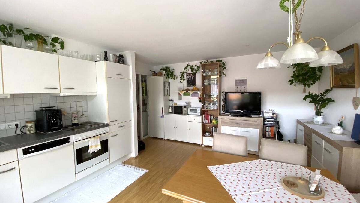 Wohnzimmer mit Einbauküche
