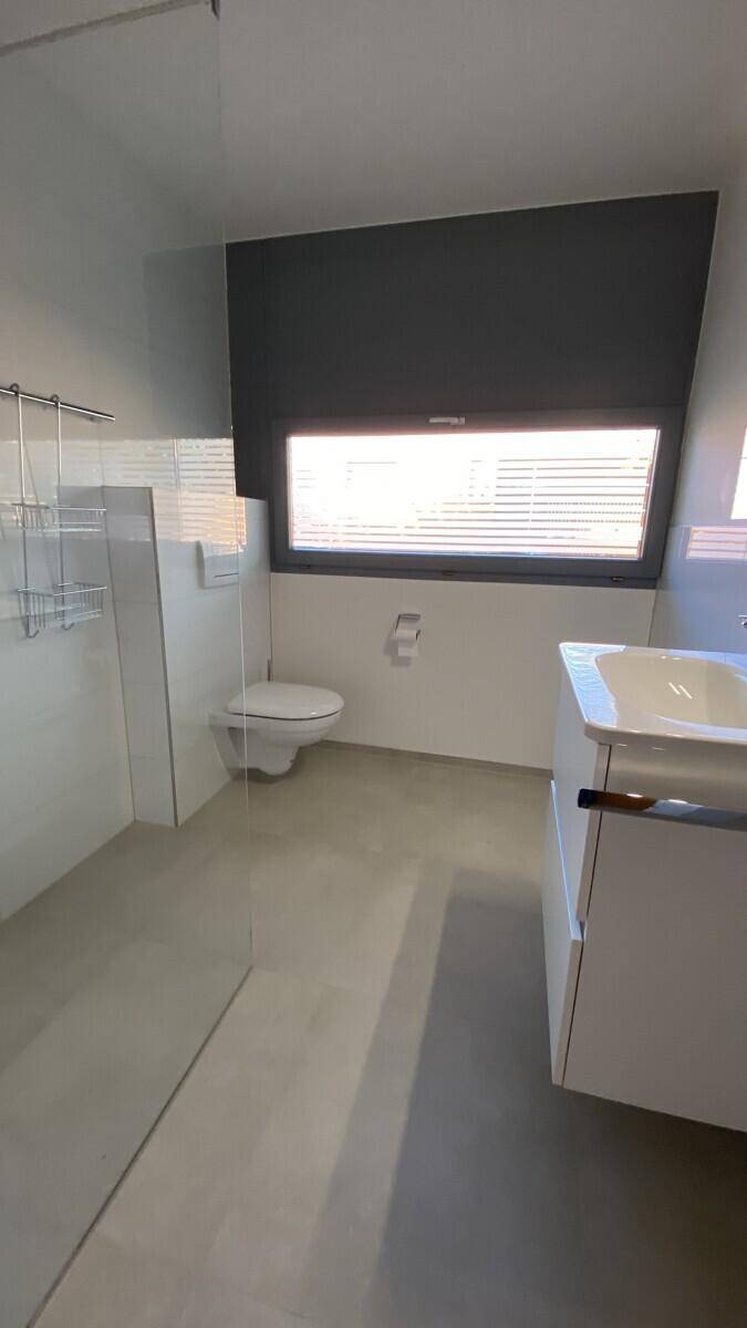 Neues Badezimmer mit Dusche