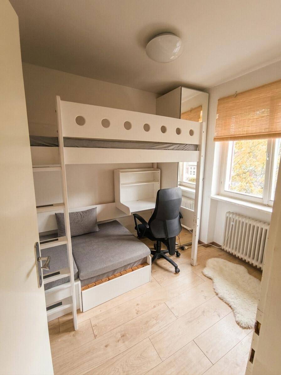 Modernes Kinderzimmer mit Hochbett, integriertem Schreibtisch und hellem Holzboden.
