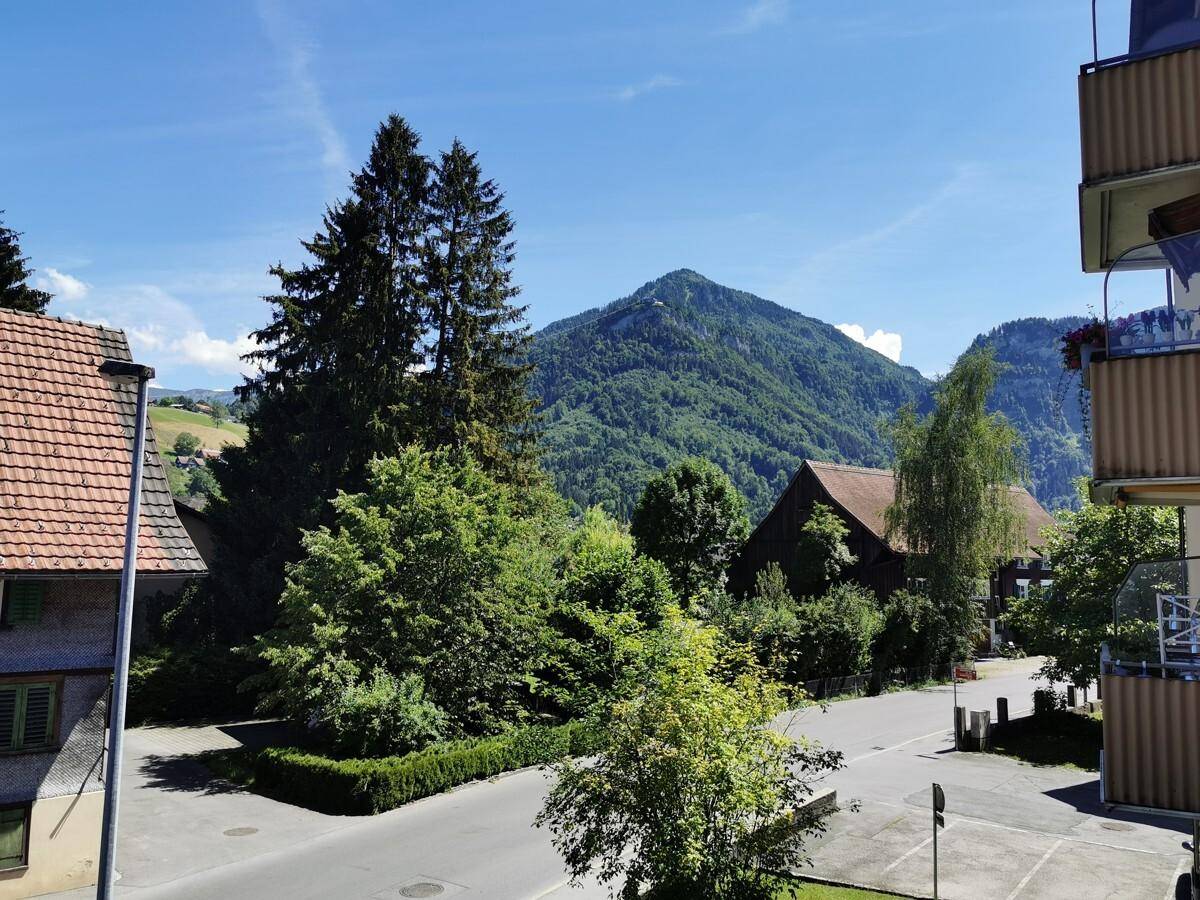 Malerischer Blick auf grüne Berge und die umliegende Landschaft an einem sonnigen Tag.