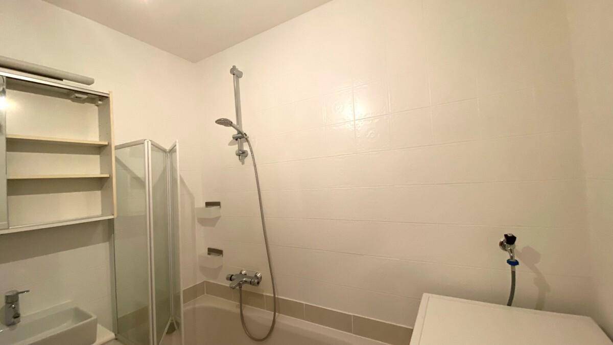 Bad mit Badewanne-4