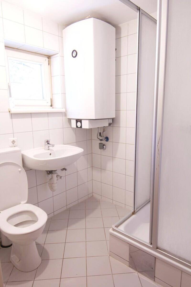 Bad mit Dusche und WC