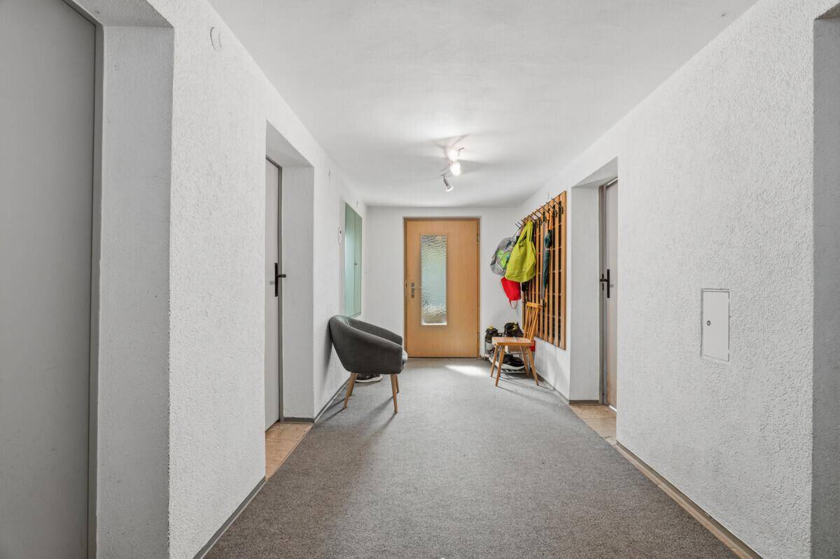Eingangsflur mit Garderobe und Sitzgelegenheit, einladend und funktional gestaltet.