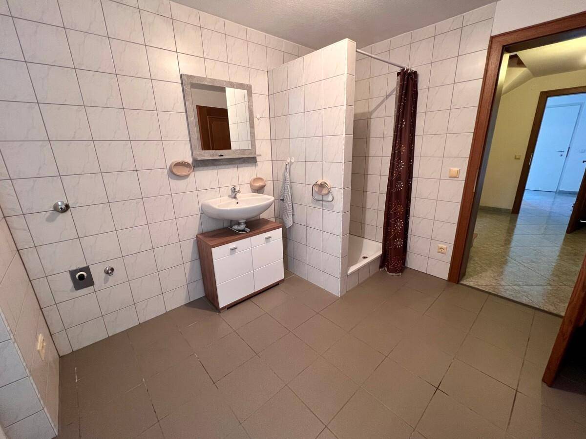 Keller mit Dusche, Waschbecken und Waschmaschinenanschluß