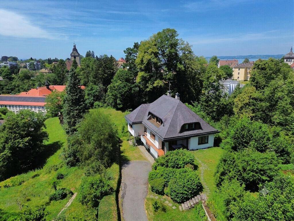 Panoramablick aus der Luft auf das Haus, den See und die umliegende Stadt.