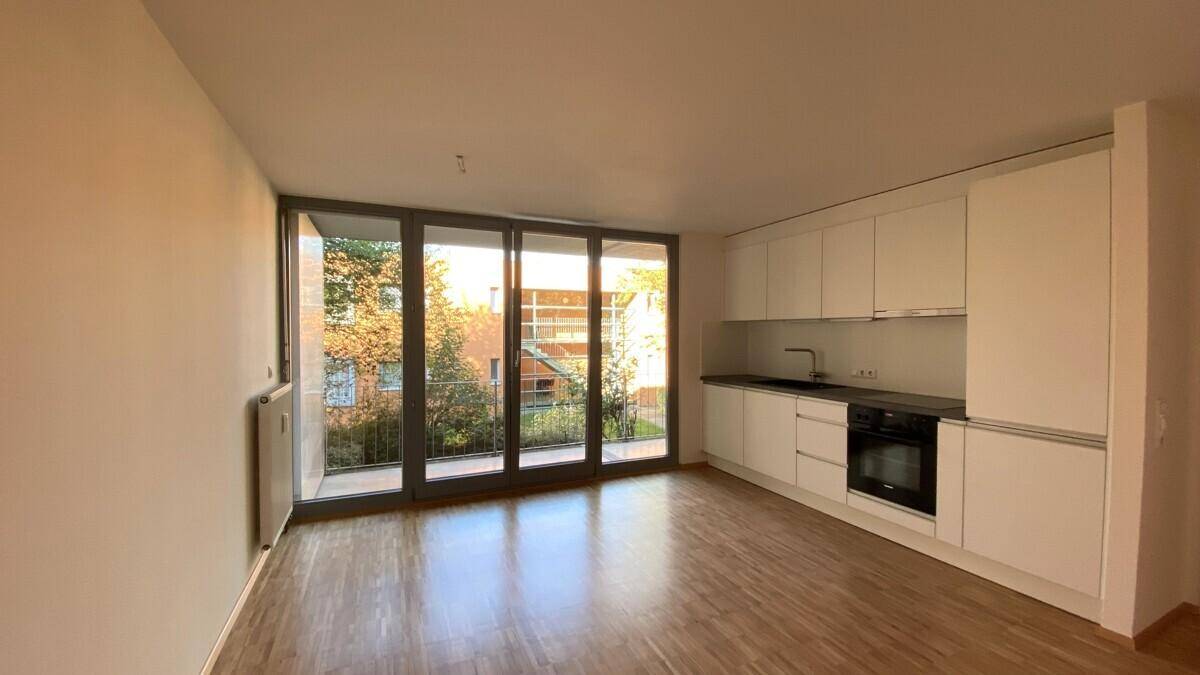 Wohnzimmer mit neuer Einbauküche