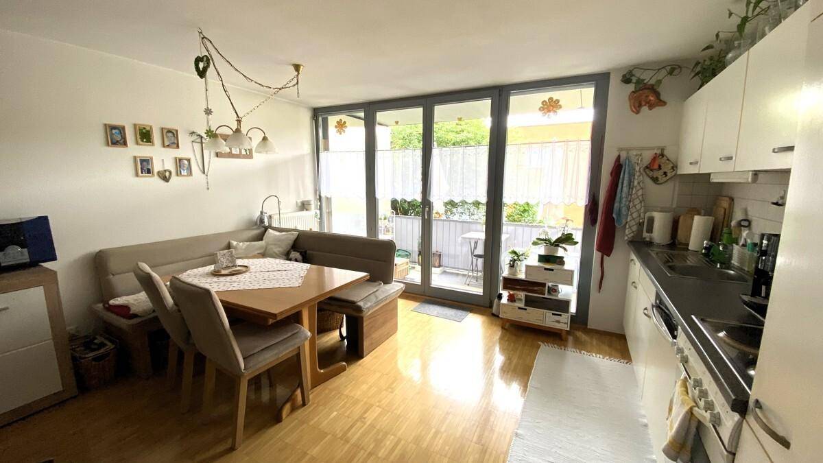 Wohnzimmer mit Einbauküche