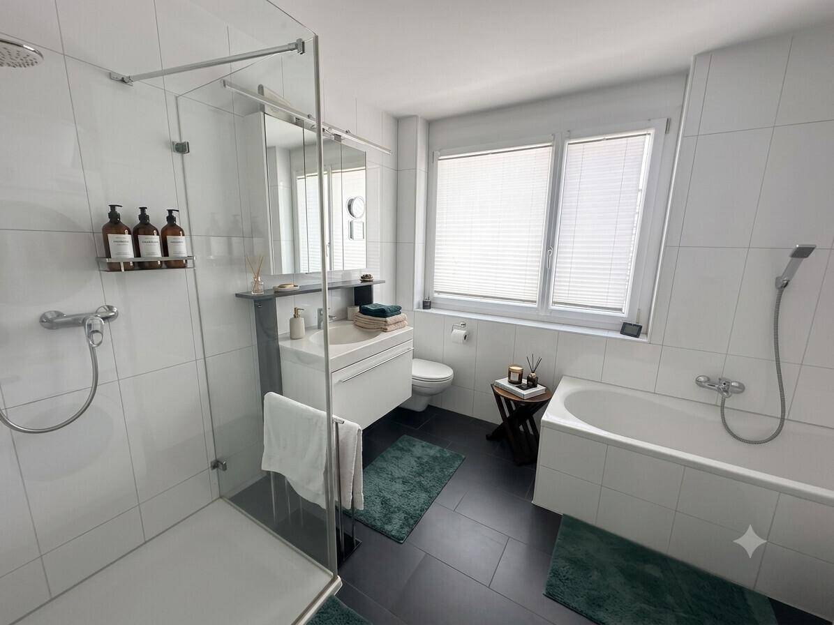 Modernes Badezimmer mit begehbarer Dusche, Badewanne, Einzelwaschbecken und Fenster für Tageslicht.