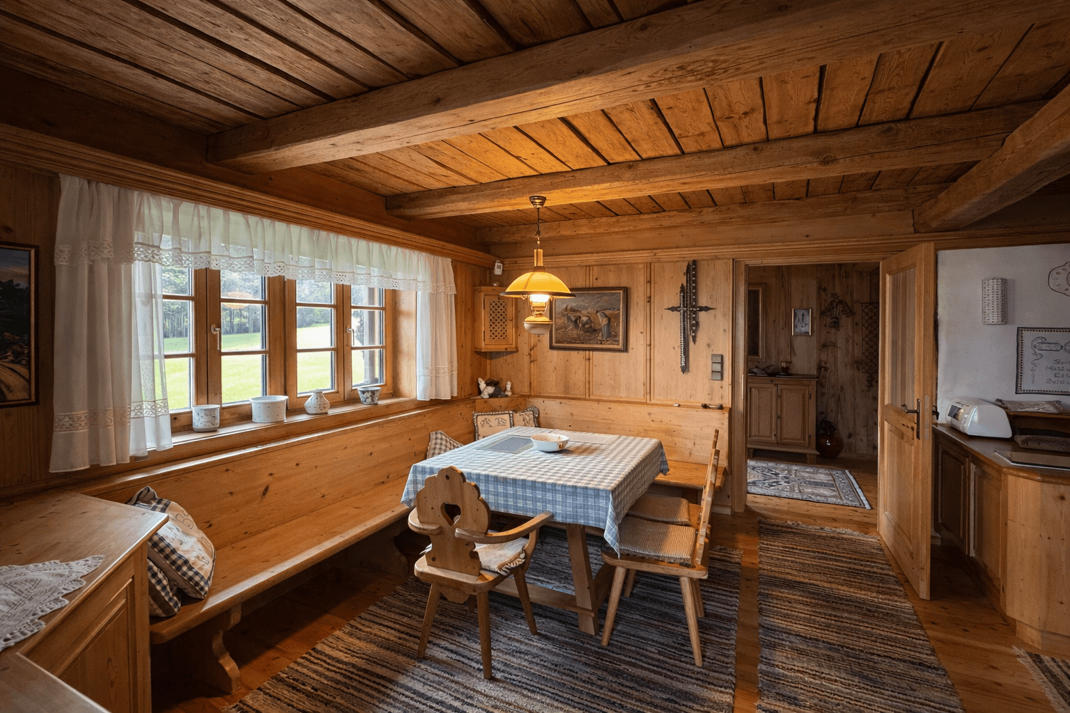 Traditioneller Essbereich mit Holztäfelung, Holzbalkendecke und rustikalen Holzmöbeln.