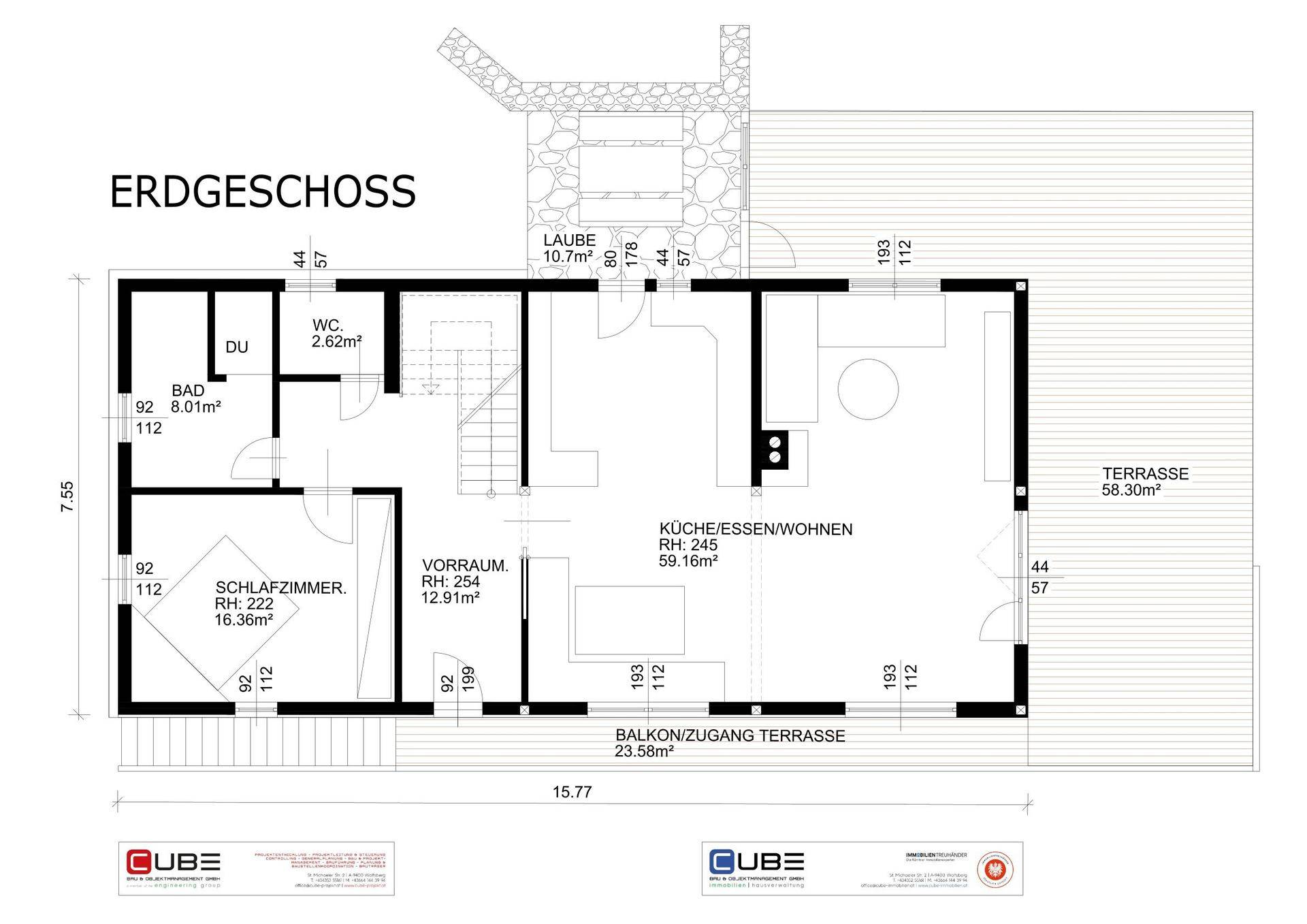 Grundriss des Erdgeschosses mit Küche, Wohnbereich, Bad, WC und großer Terrasse.